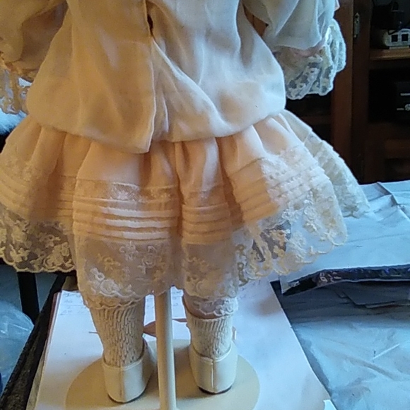 The Franklin Heirloom Be'be' Jumeau Doll - Picture 5 of 15